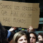 Imatge d'arxiu d'un cartell amb el missatge 'Som els cervells que encara no s'han fugat', a la manifestació de doctorands.