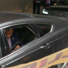 La imatge que ha comportat polèmica d'un escorta de Pedro Sánchez amb una arma dins el vehicle.