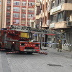Los bomberos revisando una fachada en la plaza Corsini.
