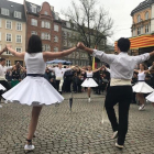 Miembros de la agrupación, bailando una sardana en un encuentro que tuvo lugar en Dinamarca.