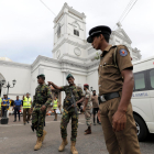 Militares delante de una de las iglesias de Colombo donde se ha producido una explosión.