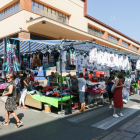 Algunos de los puestos del Mercado de Marchantes en torno al Mercat Central de Reus.