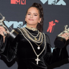 Rosalía sostenint les estatuetes dels dos premis MTV que ha obtingut.
