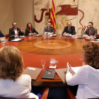 Plano abierto de la mesa|tabla del Consejo Ejecutivo del 27 de agosto del 2019 con el presidente Torra y los consellers.
