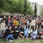 Un grupo numeroso de personas que escogieron el Parc del Francolí para pasar el día de la Mona con la familia y los amigos.