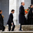 El prior y familiares de Franco entran en la basílica del Valle de los Caídos.
