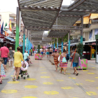 El carrer Saragossa de Salou, amb diversos comerços.