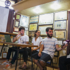 Aymerich, Pallejà y Barón observan a Boada durante la presentación del documental en el bar.