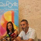 Plano medio corto de la concejala de Cultura de Sant Carles de la Ràpita, Èrika Ferraté, y el director de Eufònic, Vicent Fibla, presentando la octava edición del festival.
