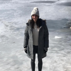 Anna Daniel, encima del hielo que cubre el lago Michigan.