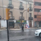 Imatge de l'agent regulant el trànsit en ple xàfec.