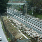 Miles de travesías en los laterales de las vías del tren en el tramo de la Platja Llarga.