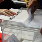Un ciudadano deposita un voto en una urna