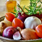 Cocinar las hortalizas del sofrito con aceite de oliva virgen exttra mejora las condiciones.