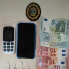Imatge de la droga, els diners i els mòbils intervinguts.