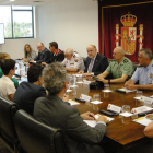 Pla general de la reunió del subdelegat del govern espanyol a Tarragona, Joan Sabaté, amb representants de les institucions i entitats participants al circuit d'actuació contra el tràfic de persones. Imatge del 13 de juny del 2019
