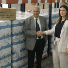 El presidente del Banc dels Aliments de las comarcas de Tarragona, Eusebio Alonso, y la directora de Relaciones Externas de Mercadona en Tarragona, Beatriz Feced, en el acto de donación de la leche.
