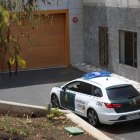 Un coche de la Guardia Civil entra en los juzgados de Arona, donde ha declarado el detenido.