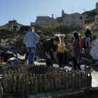 Voluntarios ayudan a recuperar botellas después del temporal