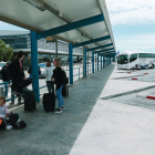 Pasajeros esperan la llegada de autobuses interurbanos a los andenes del aeródromo.
