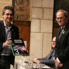El president Quim Torra lliura al representant d'una colla castellera un exemplar del tercer volum de l'Enciclopèdia castellera.