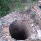 Imagen de uno de los pozos que fue encontrado y tapiado.