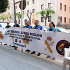 Pla general d'un grup de policies i membres de la Jusapol en la protesta davant la seu del PSC de Tarragona per reclamar l'equiparació salarial dels agents de la policia espanyola. Imatge del 25 d'abril del 2019 (Horitzontal).
