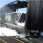 Imatge del camió incendiat a Ulldecona.