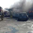 El incendio se ha producido en una pila de vehículos en un chatarrero en el Camí Vell de Garcia.