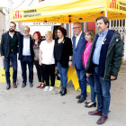 Pla conjunt dels candidats d'ERC Norma Pujol i Miquel Aubà, al centre, a la carpa electoral davant del mercat d'Alcanar.