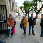 Grup de persones que esperaven notícies davant del Jutjat de Guàrdia de Tarragona  ahir al matí.