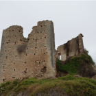 El castillo visto desde la vertiente sudeste. Presenta un importante estado de degradación.