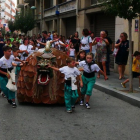 Imagen de la Cucafera Petita guiada por los chiquillos en la calle Sant Miquel.