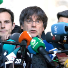 L'expresident Carles Puigdemont atenent els mitjans de comunicació després de comparèixer davant la justícia belga,