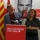 El cap de llista del PSC per Tarragona al Congrés, Joan Ruiz, acompanyat per la candidata del PSC de Reus al Congrés, Sandra Guaita, en la roda de premsa de valoració de la campanya electoral.
