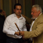 Pere Guinovart, alcalde del municipio durante 27 años, formaliza el traspaso con la entrega de la vara de alcalde.