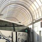 Imatge de l'autobús encastat en la façana de l'estació de Valls