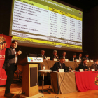 El director general de la SAE, Lluís Fàbregas, presentant els números durant la Junta General d'Accionistes del Gimnàstic de Tarragona.