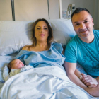 El Ander, con su madre, Judit, y su padre, Andrés, con poco más de 12 horas de vida, en la habitación 324 del Hospital Santa Tecla.