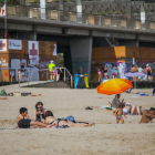 Desenes de banyistes gaudien ahir d'un dia de platja a Tarragona.