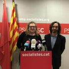 Imagen de archivo de Sandra Ramos y Carles Castillo en una rueda de prensa en la sede del PSC en Tarragona.