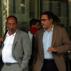 Imagen de archivo del delegado de la Generalitat en Suiza, Manuel Manonelles, a la derecha, saliendo de la Ciudad de la Justicia.