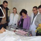 Imagen de Israe con sus padres en el hospital