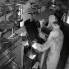 Una càmera de seguretat capta el lladre robant en un establiment comercial