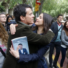 Inés Arrimadas sa'abraça amb Manuel Valls durant la diada de Sant Jordi, el 23 d'abril de 2019 .