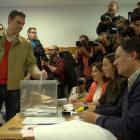 El candidato del PSOE Pedro Sánchez votando en un colegio electoral en Pozuelo de Alarcón, Madrid.