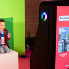 Un niño participando en uno de los talleres de la Mobile Week Barcelona el 1 de marzo del 2020