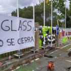 Exterior de la fàbrica Saint-Gobain a l'Arboç, plena de pancartes i cascs demanant aturar el tancament de la divisió Glass.