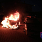 Imatge d'un cotxe cremant durant els disturbis a la ciutat de Múrcia.