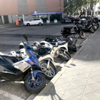 Imatge de motos caigudes a causa del vent al carrer Francesc Bastos.